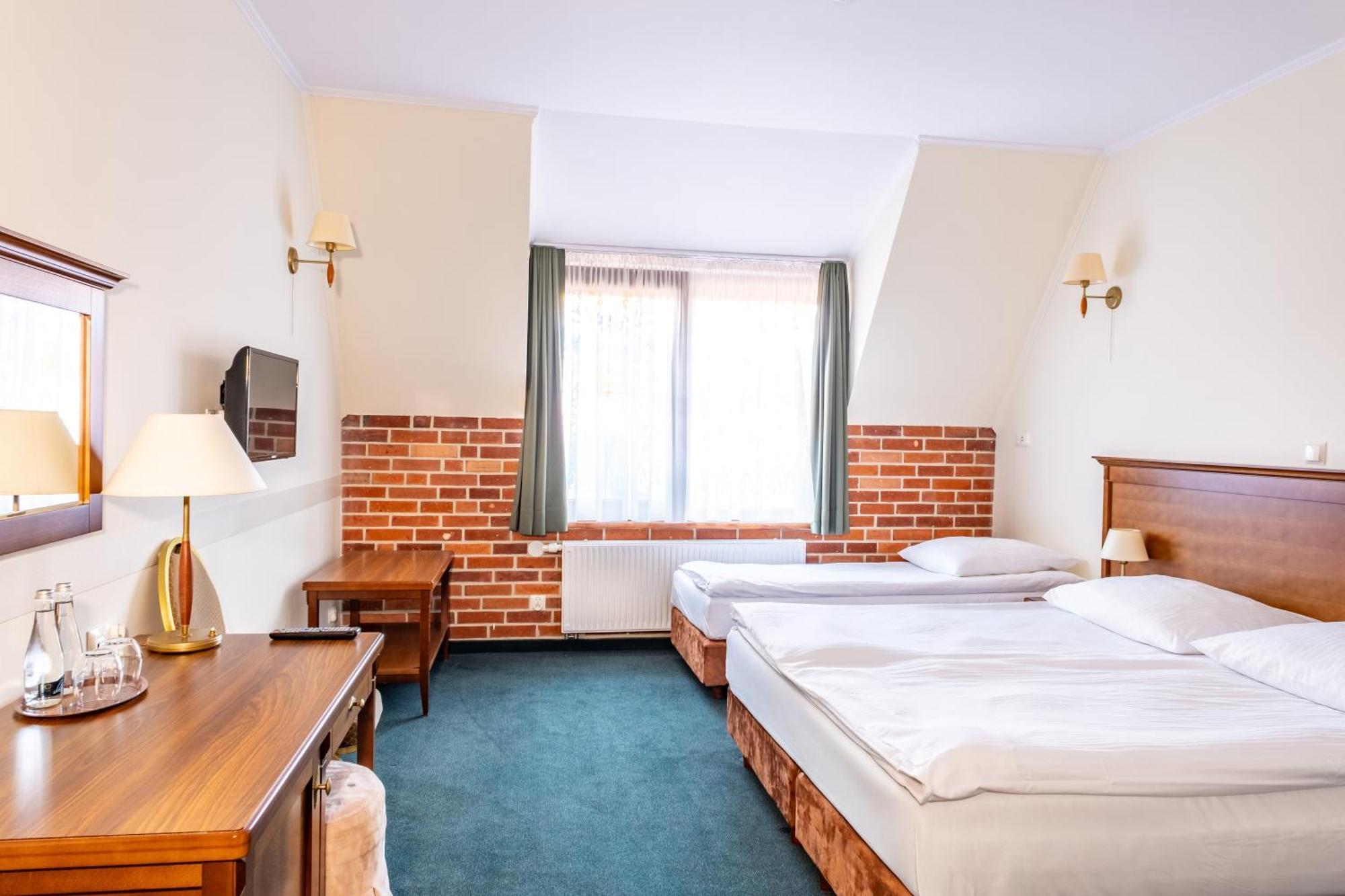 Hotel Szymbark Extérieur photo